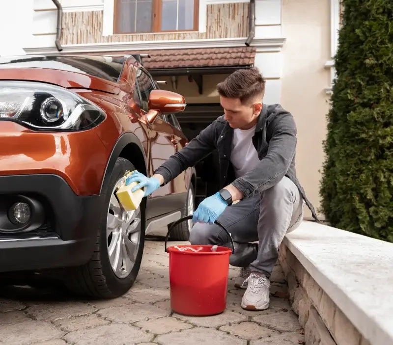 Lavage auto à domicile Sainte-Mère : professionnel intervenant sur un véhicule